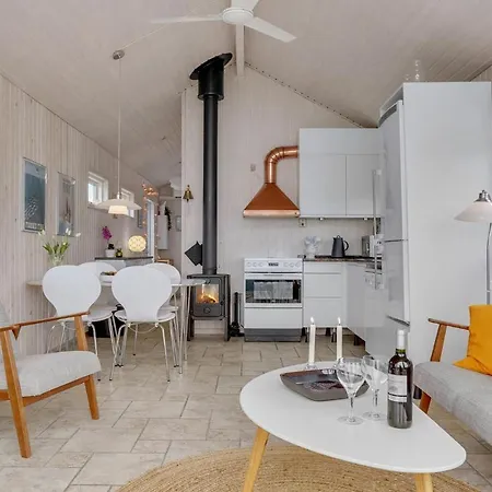 Nice In With 2 Bedrooms And Wifi Mesinge